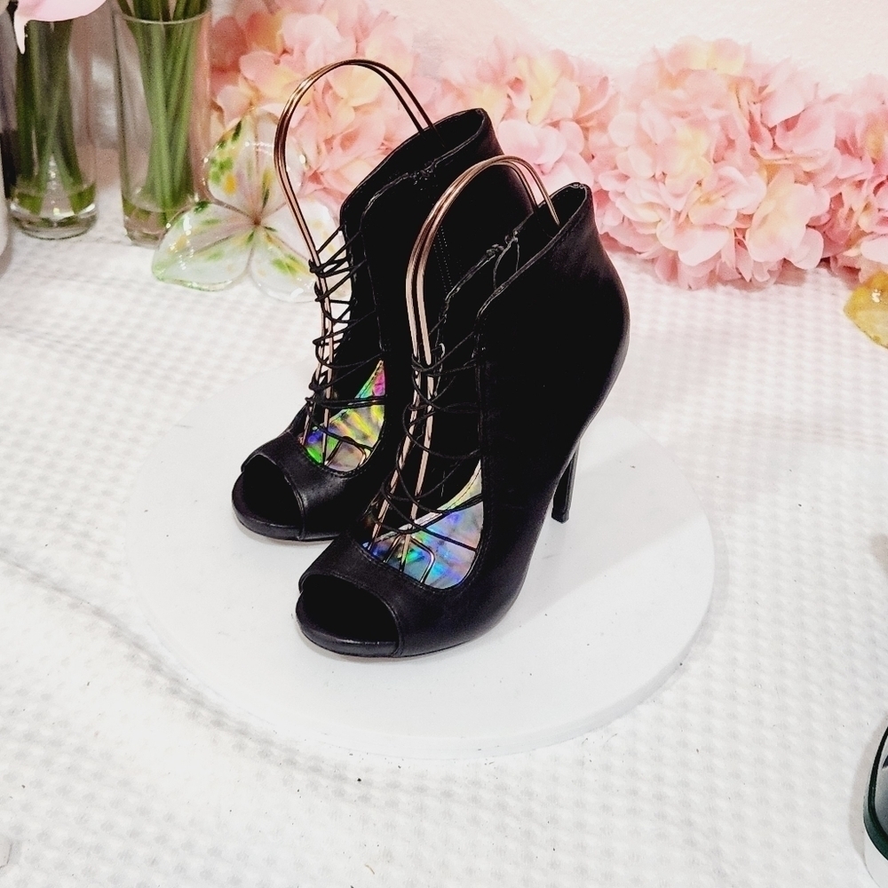 Steve Madden Black Leather Boot Style Laced Open Front Heels Size 5.5